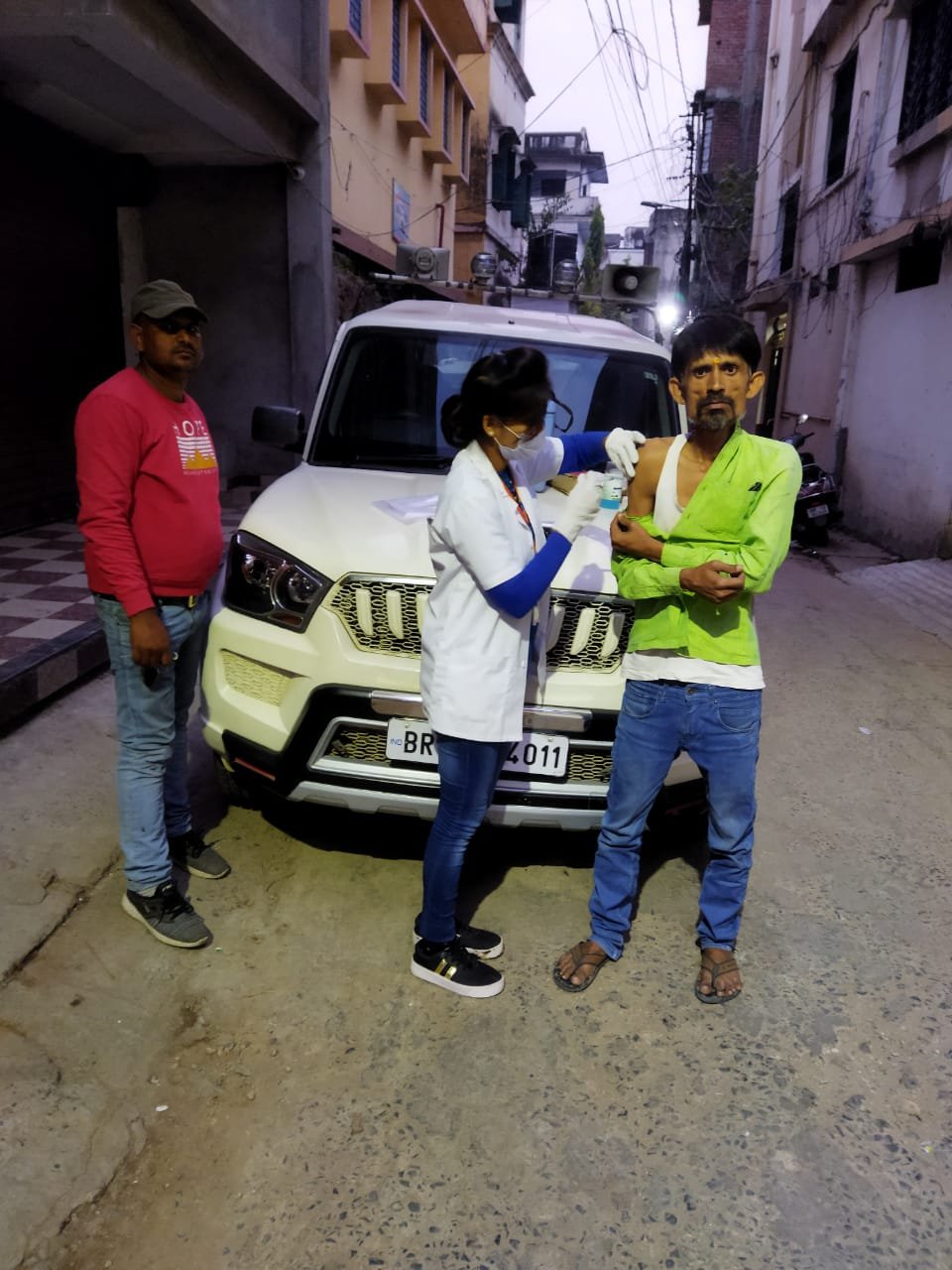 टीकाकरण वैन के माध्यम से घर-घर जाकर लोगों को लगाया गया...