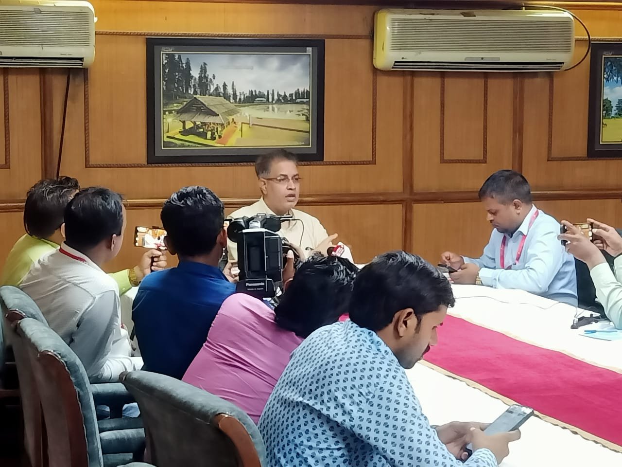 निजी स्वार्थ के कारण एयरपोर्ट की सुरक्षा से खिलवाड़ कर...