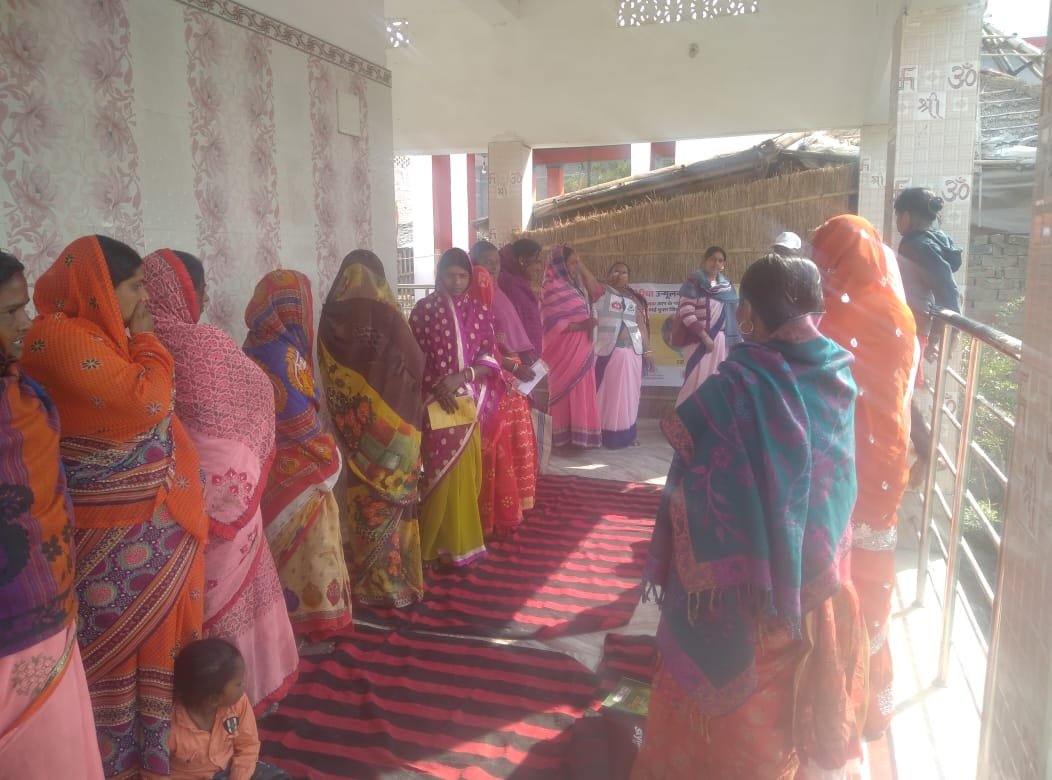 बूथ लगा कर जीविका दीदियों और स्कूली बच्चों को खिलाई गई...