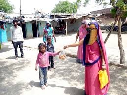 घर-घर स्क्रीनिंग कर निभा रहीं अपना कर्तव्य
