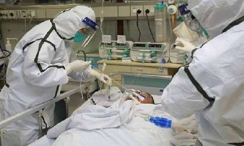 कोरोना मरीजों की देखभाल में लगी रहती है डॉक्टरों की टीम